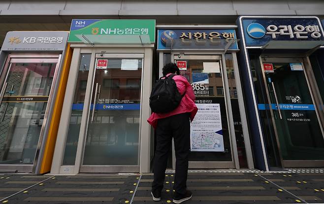 서울 한 거리에 주요 시중은행들의 현금자동입출금기(ATM)가 놓여 있다.[연합]