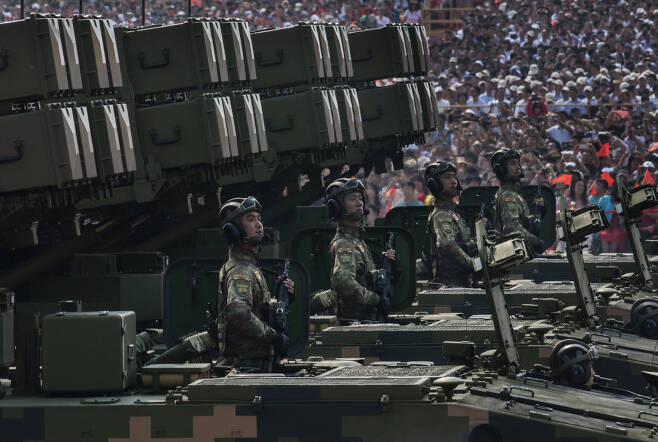 2019년 중화인민공화국 건국 기념일 군사 퍼레이드에서 행진중인 중국 미사일 발사 차량[게티이미지]