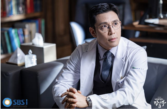 When Kang Dong-ju (Yoo Yeon-seok) first appeared at StonewallHospital, he was asked by Oh Myung-shim (Jin Kyung) who he was.In the 12th episode of the SBS drama Romantic Doctor Kim3 broadcasted on the 3rd, the kang dong-ju came back to the head of the Stone wall trauma center.With such kang dong-ju, Master Kim (Han Seok-gyu) described it as a stronger  ⁇   ⁇  than  ⁇   ⁇ . For kang dong-ju,  ⁇   ⁇  is returned to a stronger  ⁇  than  ⁇  Master Kim.Literally, the main character of Cheongwolam Cheongwolam.It is Master Kim who led the kang dong-jus golden return. Kang dong-ju lost his father during his school days.After being rushed to the emergency room at Geosan National University Hospital, his father died without proper treatment due to being pushed out of priority by strong and tight patients, and Master Kim overpowered him in the emergency room after carrying his anger on a baseball bat.At that time, Master Kim said, If you swing a hundred times, you do not even remember your face. Do not get angry, but get back with your skills. All right? If you want to do real revenge, be better than them.If you dont change, nothing will change.So he became a physicist, but it wasnt easy. Do Yoon-wan (Choi Jin-ho), the same physicist who didnt give his father a chance, threw him out to StonewallHospital.I met a cardiac arrest patient while I was writing a letter of resignation while drinking alcohol at a casino hotel in Jeongseon.Master Kim, who was trying to perform CPR and use a cardiac defibrillator, appeared. Master Kim promised to hang my neck if he saved the patient without using a defibrillator.Master Kim had saved the patient with a simple Heimlich maneuver and pressed for a wrist instead of a neck.That promise, which I thought was a noose, was a lifeline.Kang Dong-ju, who received hard training from Master Kim, was invited to the United States of Americas Theresa May Clinic, which was selected as the best hospital among the 4,500 hospitals in the United States of America by 2022 for the seventh consecutive year.And Master Kims Stonewall Trauma Center came back as the protagonist of Plan A, right after the fall of Plan B Cha Jin-man (Lee Kyung-young).Cha Jin-man lost his medical resident, Woo Sang-min, three years ago.I was sued for medical treatment, and Cha Jin-man pressed me to take responsibility because you were wrong. Woo Sang-min said he would take responsibility.In a conversation with Seo Woo Jin (Ahn Hyo-seop), Cha Jin-man only wanted to show his sense of responsibility as a Physician dealing with life, but he did not know how to do such Choices.Seo Woo Jin replied, The world is different, because young people are living in a world where they have to survive, not a time of possibility.In other words, unlike the seniors who could dream of the future even if it is difficult, it means that the moment is over because we have to survive today at the end of the cliff.Seo Woo Jin said, If you are willing to leave the Stone wall before that, you can become the best hospital in all states.StonewallHospital Ace will be the best Ace in all states.  ⁇   ⁇   ⁇  Is that a bouncy romance?  ⁇  No, thats my dream.  ⁇Master Teng is sometimes tough, but he never gave up on me under any circumstances.It sounds like the answer to the contradiction that you are dreaming in such an era when others have given up on your dreams. If you have a trustworthy senior, you can dream no matter how hard the world is.He was referring to a belief that Cha Jin-man failed to show.The reason why Cha Jin-man should ride on behalf of the generation is because his values are based on conventions.Cha Jin - man sees the Korean medical profession as abandoning respect for Physicians and dismissing Physicians only with a sense of mission.The world that Chajinman sees is a world in which even unavoidable deaths rush like dogs at the moment of apologizing morally, making Physician a perpetrator and driving him to a murderer.Therefore, we should not let the world treat Physician carelessly; as much as Physician is precious, we should refrain from unreasonable and adventurous medical treatments that could threaten Physicians well-being rather than the patients life.As the world treats Physician as a social evil that reveals only money, I think that Physicians should stick together to protect the interests of Physicians.To do so, the hospital should be clean and the reason for disqualification such as Lee Sun-woong (Lee Hong-na)s red-green medicine should not be tolerated.Master Kims principle is that Physician saves people.It is a proposition and tradition that has to be maintained and maintained regardless of the spirit of the times since Hippocrates. The customary practice of the medical profession fascinated by Cha Jin-man is nothing but a dog-chewing sound that undermines the proposition.As a young man, Cha Jin-man was passionate and courageous. He achieved many accomplishments. So now Cha Jin-man has finally realized that there is no situation he can control. Like his monologue, every Choices comes with a price.But only after a lot of time has passed, the lost things begin to be seen.Anyway, Cha Jin-man left and kang dong-ju came back. Did the kang dong-ju really return to the kang dong-ju of Stone wall Hospital before leaving for Theresa Mays clinic?Park Min-guk (Kim Joo-heon), who was close to Dooyunwan and seemed to be Cha Jin-man, expressed his respect for Dr. Bu-yong-ju as a Physician for the reason that he did not leave the Stone wall despite his name value. I have been impressed.However, in the process of expelling Cha Jin-man, I do not deal with people in any case. I do not think any life should be treated like that.What kind of Physician did kang dong-ju grow up in the years when he was away from the Stone wall? Did not he undergo a change of values in the United States of America medical system, which is at the forefront of capitalism?If you are looking for a direction that is far from Stone wall and Master Kim, you might have a mild taste if you have been kicked out of the main office. Theresa May If you are a scouted center director, the wavelength may be trivial.