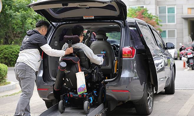 임 화가가 자신의 장애인 특수 차량에 올라 경기도 안양에 위치한 장애인 미술교육기관 소울음아트센터로 향하고 있다.