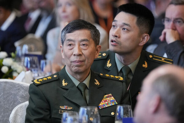 리상푸 중국 국무위원 겸 국방부장(왼쪽)이 2일 샹그릴라 호텔에서 열린 아시아안보회의에서 앤서니 앨버니지 호주 총리의 기조연설을 듣고 있다. 싱가포르=AP연합뉴스