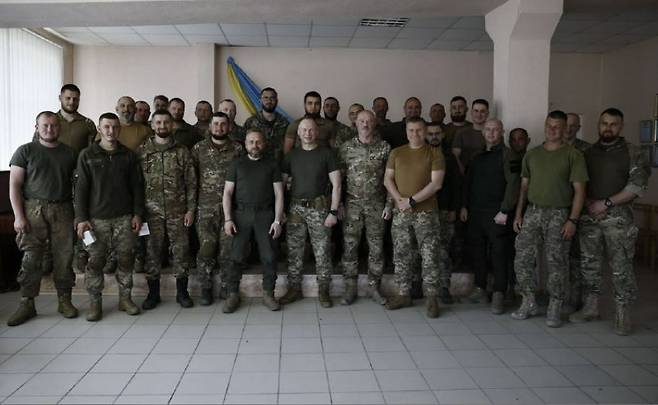 올렉산드르 시르스키 우크라이나 지상군 사령관이 3일(현지시간) 우크라이나 동부 격전지 바흐무트 전선의 우크라이나군 부대를 방문하고 군인들과 단체 사진을 찍고 있다. / 사진=올렉산드르 시르스키 텔레그램