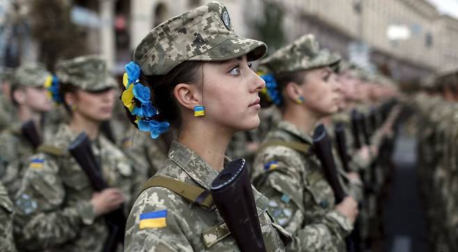 “여성 6만명 이상이 우크라 방어…여군 수는 70%” 우크라 국방부 / 자료사진=2015년 8월 우크라이나 수도 키이우에서 독립기념일 퍼레이드 리허설을 하고 있는 우크라이나 여군들의 모습. 로이터 연합뉴스