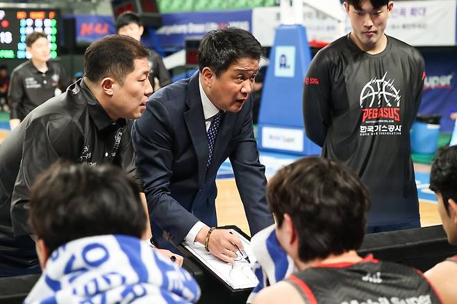 작전 지시하는 유도훈 감독 [KBL 제공. 재판매 및 DB 금지] photo@yna.co.kr