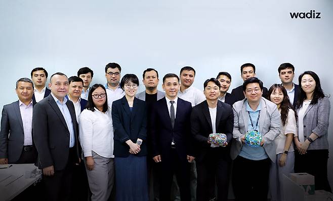 우즈베키스탄 경제정책부처 대표단 및 KDI 관계자들이 판교 와디즈 본사에서 장정은 와디즈 최고운영책임자(사진 가운데)와 함께 기념촬영을 하고 있다.(사진=와디즈)