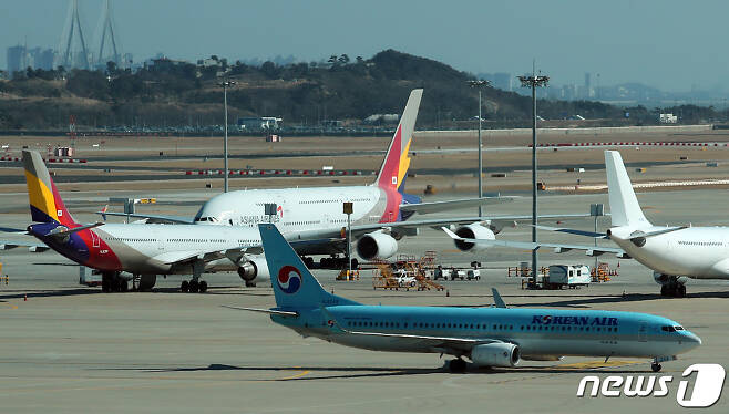 인천국제공항 전망대에서 바라본 계류장에서 대한항공 항공기가 아시아나항공 항공기 앞을 지나고 있다.(뉴스1 자료사진)ⓒ News1 박정호 기자