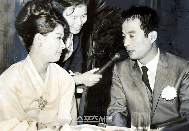 배우 엄앵란(왼쪽) 신성일 부부가 1964년10월 결혼발표 기자회견을 하고 있다. 스포츠서울DB