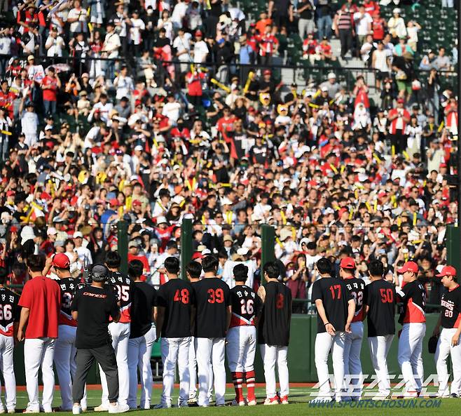 2023 KBO리그 롯데 자이언츠와 KIA 타이거즈의 경기가 4일 부산 사직구장에서 열렸다. 경기에서 승리한 KIA 선수들이 기뻐하고 있다. 부산=박재만 기자pjm@sportschosun.com/2023.06.04/