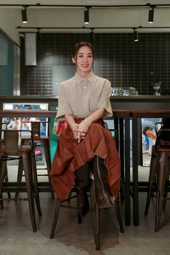 후배 배우들은 물론 가수들과 '환상 케미'를 자랑하는 만능 엔터테이너 엄정화는 '닥터 차정숙'의 정숙처럼 따뜻하고 애정 어린 덕담으로 훈훈함을 안겼다. /사람엔터테인먼트 제공