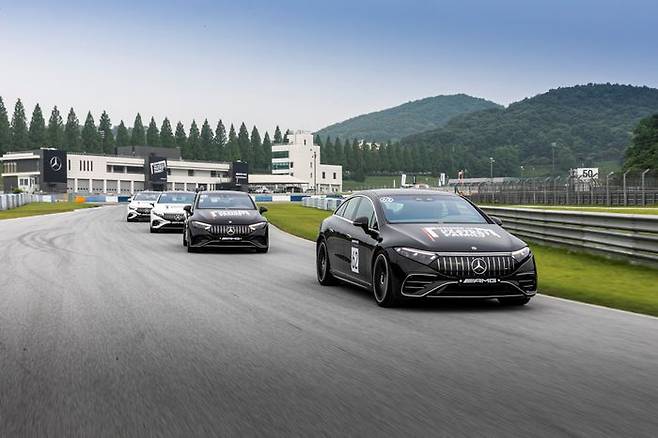 AMG EQE가 서킷 위를 달리고 있다. ⓒ메르세데스-벤츠 코리아