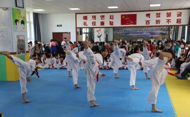 바이산조선족학교 중학교 학생들이 3일 열린 승품 시험에서 심사위원과 학부모들이 지켜보는 가운데, 발차기 기술을 선보이고 있다. 경기도태권도협회 제공