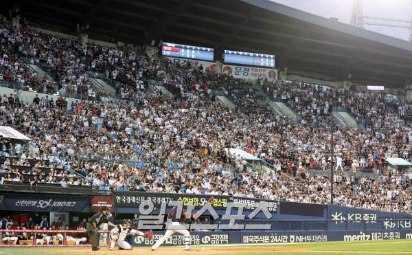 5월 30일 잠실구장에서 열린 롯데-LG전에 원정 팀 3루측 관중석이 꽉 차 있다. 잠실=정시종 기자