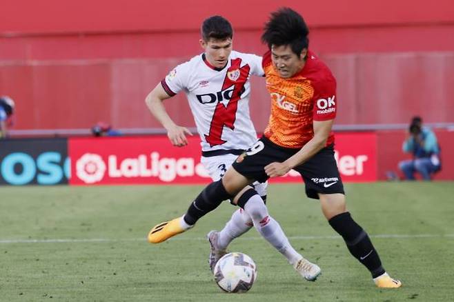 드리블을 시도하는 이강인(오른쪽). EPA 연합