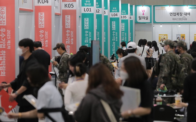 지난달 22일 서울 강남구 코엑스에서 열린 '2023 제1차 KB굿잡 우수기업 취업박람회'. 사진은 기사와 직접적 관련이 없습니다. 뉴시스
