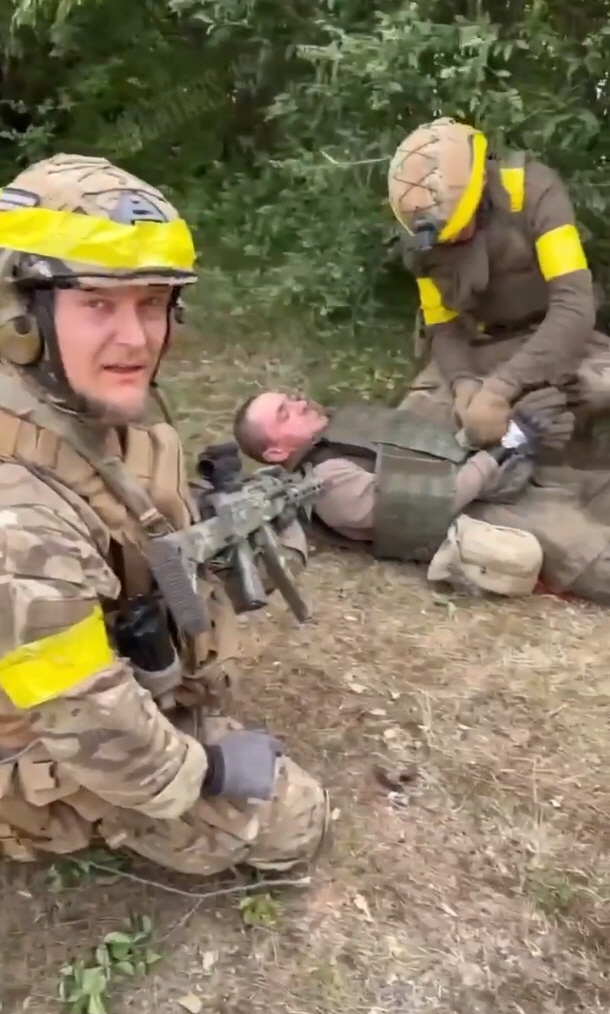 생포된 러 병사 반푸틴 러시아 민병대인 러시아의용군단(RVC)이 벨고로드 지역에서 러시아군 포로를 생포해 4일 공개한 영상.   트위터 캡처