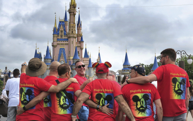 3일 미국 올랜도 디즈니월드에서 열린 ‘게이 데이즈’행사에 참석한 성소수자들이 붉은 티셔츠를 입고 어깨동무를 하고 있다.  AP 연합뉴스
