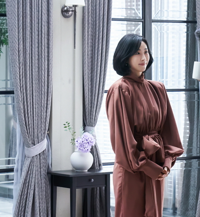 Han Eun-jung was the first to appear as Lee Eun-sung, wife of The Rookies wife.TV CHOSUNs new weekend mini-series  ⁇ Lady Durian ⁇  (playwright Peanut butter and jelly sandwich (Phoebe, Im Sung-han) / directed Shin Woo-chul, Jung-jin / production Barnson Studio, high ground) is a strange and beautiful fantasy melodrama.Lady Durian tells the story of the strange, beautiful, timeless destiny of two unidentified women and the Dan family who appeared at the moment of the lunar eclipse when a big party was held at the cottage of the Dan family.Above all, Lady Durian is not only an extraordinary hit such as  ⁇   ⁇   ⁇   ⁇   ⁇ ,  ⁇   ⁇   ⁇   ⁇ ,  ⁇   ⁇   ⁇   ⁇   ⁇   ⁇ ,  ⁇   ⁇   ⁇   ⁇   ⁇   ⁇   ⁇  Peanut butter and jelly sandwich It is the first fantasy melodrama written by a writer.Shin Woo-chul, who has been acclaimed for his sensual and detailed performance in the secret garden, the elegance of the shrine, and the  ⁇   ⁇   ⁇   ⁇ , is raising his expectations for the first time.Han Eun-jung breaks into the role of Lee Eun-sung, the wife of The Rookie Min-joon and the second daughter-in-law of Baekdoi (Choi Myung-gil) in Lady Durian.She is sensitive, picky, and fox-like. She is polite and charming to her mother-in-law and husband more than anyone else. Since her father was a minister, she has grace and culture to her bones, so she has a formal smile and a polite attitude.Han Eun-jung has been playing a solid role in various works regardless of genre, and has shown a limitless spectrum in performing arts.Han Eun-jung is drawing attention to what kind of acting transformation he will draw through Lee Eun-sung in Lady Durian.In this regard, Han Eun-jung unveiled his first appearance, which made him steal his gaze with his fashionable fashion and alluring aspects. Lee Eun-sung attended party and family gatherings.Lee Eun-sung is making a brilliant appearance with a navy colored off-shoulder dress and colorful accessories.In addition, the burgundy dress and sky tone casual costume reveal the unique sophistication of Lee Eun-sung, the daughter-in-law of the chaebol.Lee Eun-sung, who does not lose his polite attitude and elegant smile, is interested in what kind of tension he will cause.In particular, Han Eun-jung worked with Peanut butter and jelly sandwich for the first time. I have been working as an actor until now and wanted to work with Peanut butter and jelly sandwich someday.I am very pleased and thankful that I have accomplished one of my long-awaited wishes through this work. I also did not know that the artist would play such a good role.It is the second daughter-in-law of a juggler who is very cultured and elegant, and even has a cute face.I would like to express my gratitude to the artist who cast me in this charming character and express my gratitude to Lee Eun-sung for his special affection and Peanut butter and jelly sandwich.Moreover, Han Eun-jung said, Lady Durian is a drama with fantasy, melody, romance, and comic elements.The drama story that has not been seen so far unfolds, so I hope you will look forward to it.