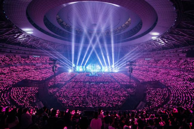 Girl group BLACKPINK has successfully completed its second Japan Dome tour by painting the night sky of Osaka University in pink.BLACKPINK held BORN PINK WORLD TOUR [BORN PINK] JAPAN at Osaka University in Japan Kyocera Dome on the 3rd and the 4th.Those who met with 110,000 fans at the Tokyo Dome in April added 100,000 people at Osaka University and mobilized a total of 210,000 people in two cities and four performances in Japan.Kyocera Dome was meaningful to both artists and fans as it was a venue where BLACKPINK wrote a new history of entering the shortest period after debuting overseas girl group.In this fierce competition, we have sold all seats in all seasons, and the pop-up store has also proved the interest of local fans.In this concert, JiSoo was unable to participate due to the confirmation of COVID-19, and Jennie Kim ⁇ Rosé ⁇ Lisa decided to go to the Three-yool Lee Stage to keep her promise with her long-awaited fans.JiSoo expressed his sorryness to the fans and said, Please give great support and strength to the members who will perform harder on the stage.As a result, BLACKPINK opened with a more intense energy How You Like That.Im glad to be back, they said. I was very worried and sorry that JiSoo could not come, and I wanted to see Osaka University fans.We will work hard for our three Seo-yool Lee Jisoo sisters, so please enjoy it. Members filled JiSoos vacancy with World Class Artist Down Stage grip and overwhelming performance.Pretty Savage, Whistle, Lovesick Girls, Kill This Love, Shut Down and DDU-DU DDU-DUHere, the rich live band sound and high-quality directing that accumulated the know-how of YG performance added to the charm of the concert and made the audience feel hot.BLACKPINK, which ran from solo performance with various charms to encore stage, thanked local fans for their unwavering love.The fans applauded and shouted to the members who communicated throughout the stage and pledged the next meeting.On the other hand, BLACKPINK is carrying out the biggest world tour BLACKPINK WORLD TOUR [BORN PINK] of K pop girl group which mobilizes about 1.5 million people.After a successful tour of the Japan Dome, members Rose take their steps to Melbourne and Sydney, Australia, where they spent their childhood.The Hyde Park British Summer Time Festival, which will be held in July, will be on stage as the first headliner for K-Pop Artist.yg entertainment