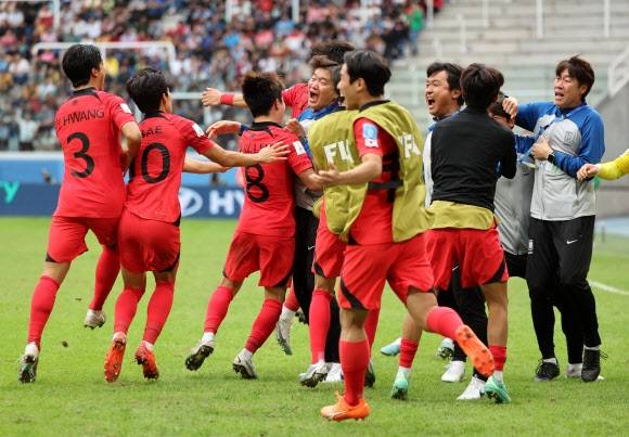 4일(현지시간) 오후 아르헨티나 산티아고 델 에스테로 스타디움에서 열린 2023 국제축구연맹(FIFA) 20세 이하(U-20) 월드컵 8강전 한국 대 나이지리아의 경기에서 최석현이 연장 전반 헤더골을 넣은 뒤 김은중 감독 및 선수들과 환호하고 있다. 2023.6.5 연합뉴스