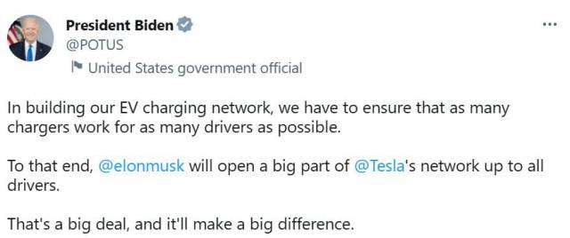 조 바이든 미국 대통령이 2월 15일(현지시간) 트위터를 통해 일론 머스크와 테슬라의 전기차 충전기 개방 결정에 대해 칭찬하고 있다. 트위터 캡처