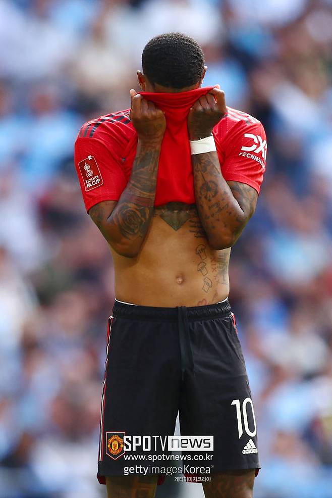 ▲ 마커스 래시포드(사진 아래)는 FA컵 우승을 내준 뒤 일시 좌절했지만, 곧바로 알레한드로 가르나초(사진 위) 등 동료들에게 다가가 위로, 독려하며 용기를 불어 넣었다고 한다.