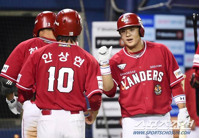 2023 KBO리그 두산베어스와 SSG랜더스의 경기가 26일 잠실야구장에서 열렸다. SSG 하재훈이 9회초 2사 1,2루에서 좌월 3점홈런을 치고 강진성과 하이파이브 하고 있다. 잠실=최문영 기자deer@sportschosun.com /2023.05.26/