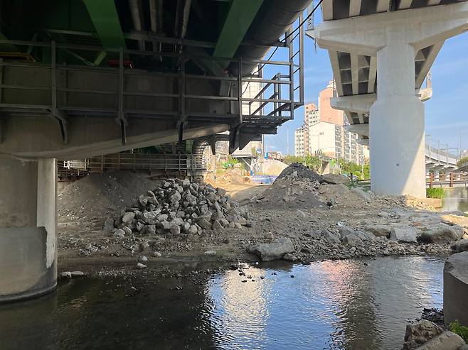 5일 오후 서울 관악구 신대방역 인근 도림천 가에 준설작업 후 쌓아놓은 흙과 자갈 등이 수북이 쌓여 있다. / 고유찬 기자
