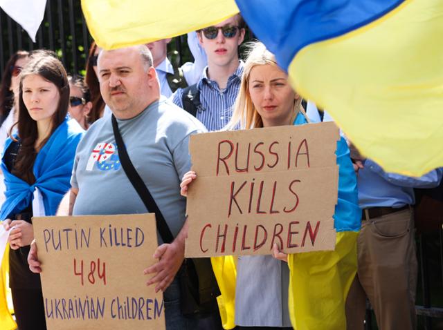 지난 2일 벨기에 브뤼셀 유엔본부에서 우크라이나 시민단체 회원들이 러시아 전쟁범죄를 심판할 특별재판소 설치를 촉구하고 있다. 브뤼셀=EPA 연합뉴스