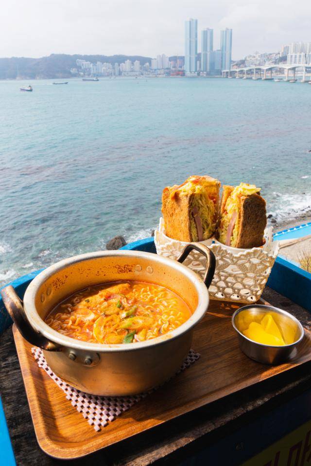 부산 영도 '흰여울점빵'의 양은냄비 라면과 샌드위치. 한국관광공사 제공