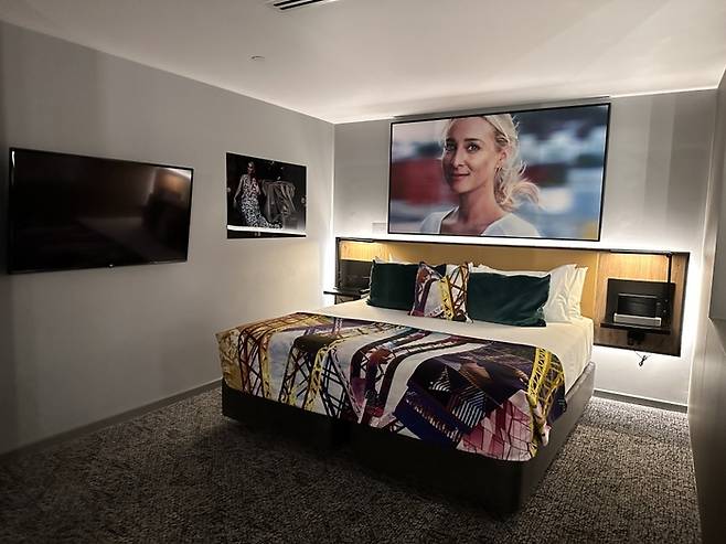 빈센트 판타우조 작가의 작품으로 꾸며진 호텔 객실. /사진= 강예신 여행+ 기자