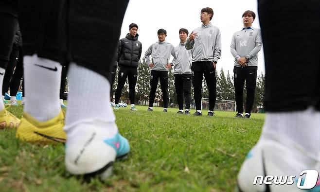 김은중 한국 20세 이하(U-20) 월드컵 축구대표팀 감독이 7일(현지시간) 아르헨티나 라 플라타 하워드 존슨 호텔 인근 훈련장에서 선수들이 회복훈련에 임하기에 앞서 발언하고 있다. 2023.6.7/뉴스1 ⓒ News1 이승배 기자