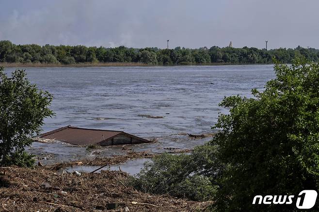 우크라이나 카호우카댐 붕괴로 물에 잠긴 주택의 모습. 2023.06.07/ ⓒ 로이터=뉴스1 ⓒ News1 박형기 기자