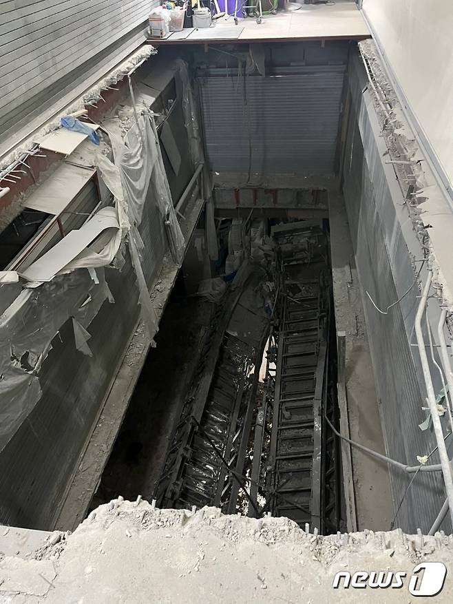 5월31일 경기 의정부시 의정부동 제일상가 인근 '미즘' 상가건물 4~6층의 에스컬레이터가 무너진 모습 (사진=의정부시민)