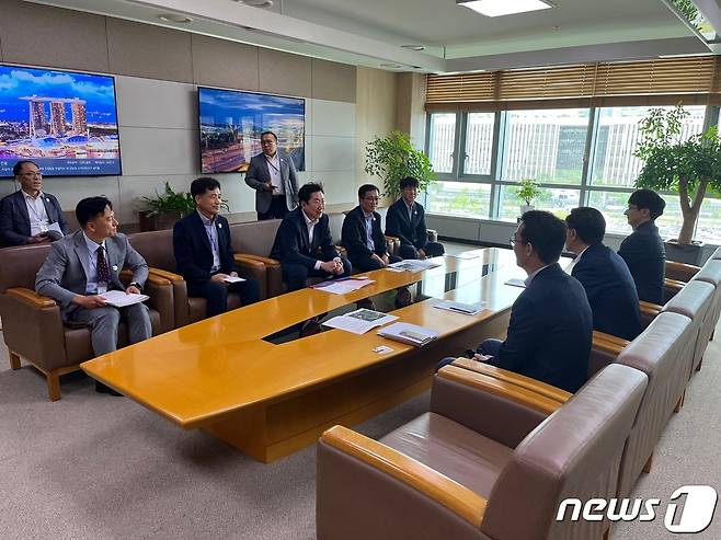 원강수 강원 원주시장이 7일 국토교통부에서 어명소 제2차관을 만나 원주공항의 국제공항 승격을 건의하는 등 지역 현안 해결에 나섰다. (원주시 제공) 2023.6.7/뉴스1