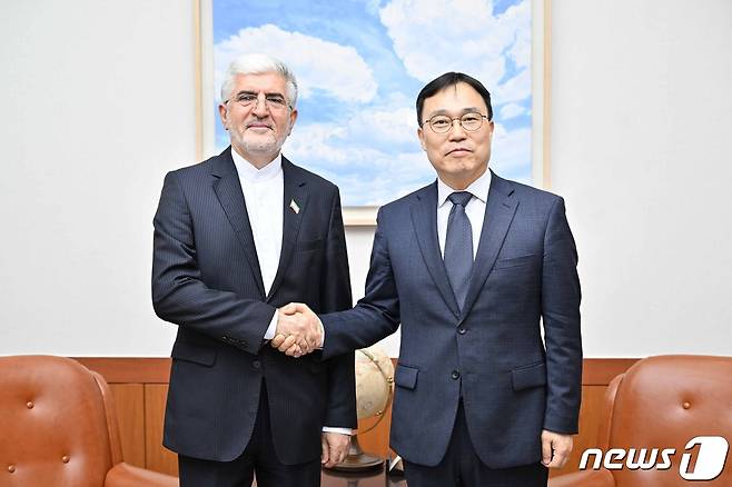 최영삼 외교부 차관보(오른쪽)괴ㅡ 사이드 쿠제치 주한이란대사. (외교부 제공) 2023.6.7./뉴스1