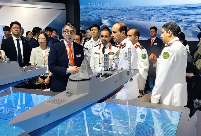 파흐드 빈 압둘라 알고파일드 사우디아라비아 해군 사령관이 7일 부산 해운대구 벡스코(BEXCO)에서 열린 '제13회 국제해양방위산업전(MADEX) 2023’ 한화오션 부스를 찾아 수상함에 대해 설명을 듣고 있다. /권오은 기자