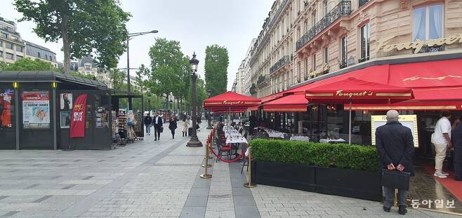 지난달 23일(현지 시간) 낮 12시경 프랑스 파리 샹젤리제 대로의 한 고급 식당 테라스의 자리가 텅텅 비어 있다. 고물가로 외식비가 오르며 외식을 줄이는 사람들이 늘고 있다. 파리=조은아 특파원 achim@donga.com