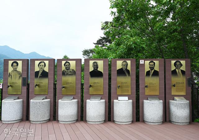 비목공원 위 세계평화의종공원에 역대 노벨평화상 수상자들의 약력을 적은 동판이 설치돼 있다.