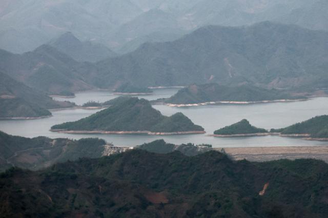 백암산케이블카 전망대에서 보이는 북한 임남댐. 여행객은 사진 촬영이 금지돼 있다. 연합뉴스