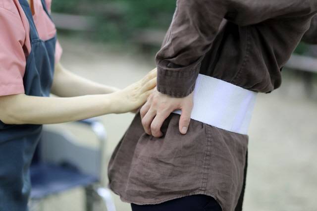 허리보호대를 너무 오랜 기간 착용하면 오히려 허리와 주변 근육이 약해질 수 있어 일시적으로만 사용하는 게 좋다./사진=클립아트코리아