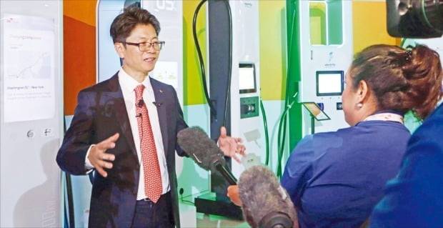 < 신정호 “전기차 충전기 사업 가속페달” > SK시그넷은 5일(현지시간) 미국 텍사스주 댈러스 인근 플레이노에서 최첨단 충전기 공장 준공식을 열었다. 신정호 SK시그넷 대표가 400㎾급 초급속 충전기를 설명하고 있다. SK시그넷 제공