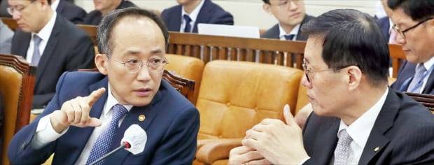 지난달 22일 추경호 부총리 겸 기획재정부 장관(왼쪽)과 이창용 한국은행 총재가 국회에서 열린 기획재정위원회 전체회의에서 이야기를 나누고 있다. 뉴스1