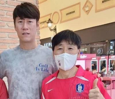 2022년 카타르 월드컵 당시 선수촌에서 박용식 단장이 김은중 감독(왼쪽)과 기념사진을 찍고 있다. 박용식 단장 제공