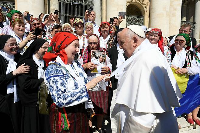 프란치스코 교황(오른쪽)이 7일(현지시간) 바티칸 성 베드로 광장에서 수요 일반알현을 주례하며 신자들과 대화를 나누고 있다. 로이터연합뉴스