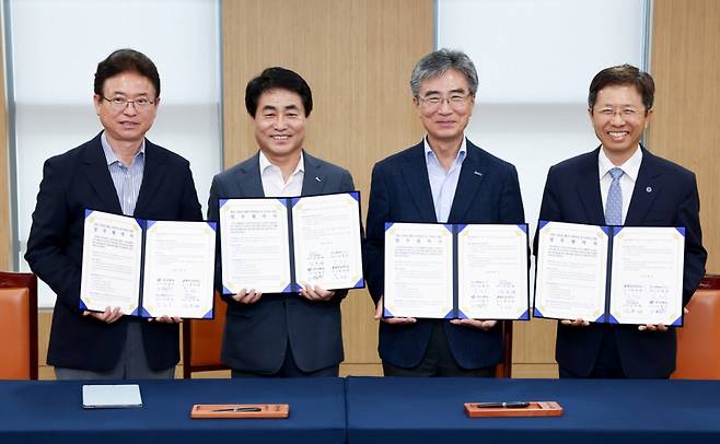 업무협약을 체결한 이철우 경북도지사, 김복태 포스코플랜텍 대표이사, 김병훈 에코프로머티리얼즈 대표이사, 김재춘 영남대 교육혁신부총장(왼쪽부터)./사진제공=경북도