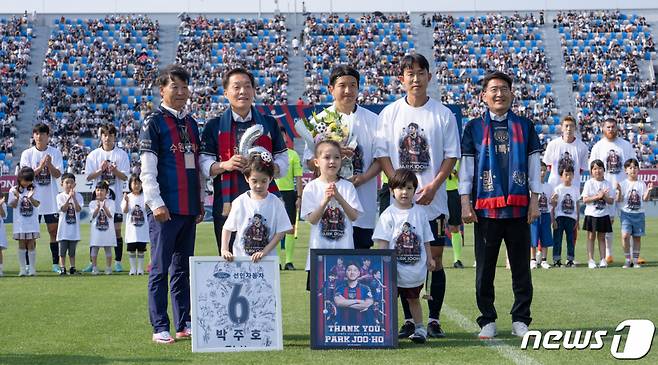 수원FC 박주호가 6일 오후 경기 수원시 장안구 수원종합운동장에서 열린 은퇴식에서 기념촬영을 하고 있다. /사진=뉴스1, 수원시 제공