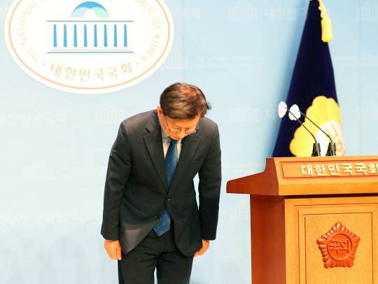 권칠승 더불어민주당 수석대변인이 7일 오전 서울 여의도 국회 소통관에서 열린 기자회견에서 천안함 함장 비하 발언에 대해 천안함 장병과 유족들에게 유감을 표명하고 있다. 연합뉴스