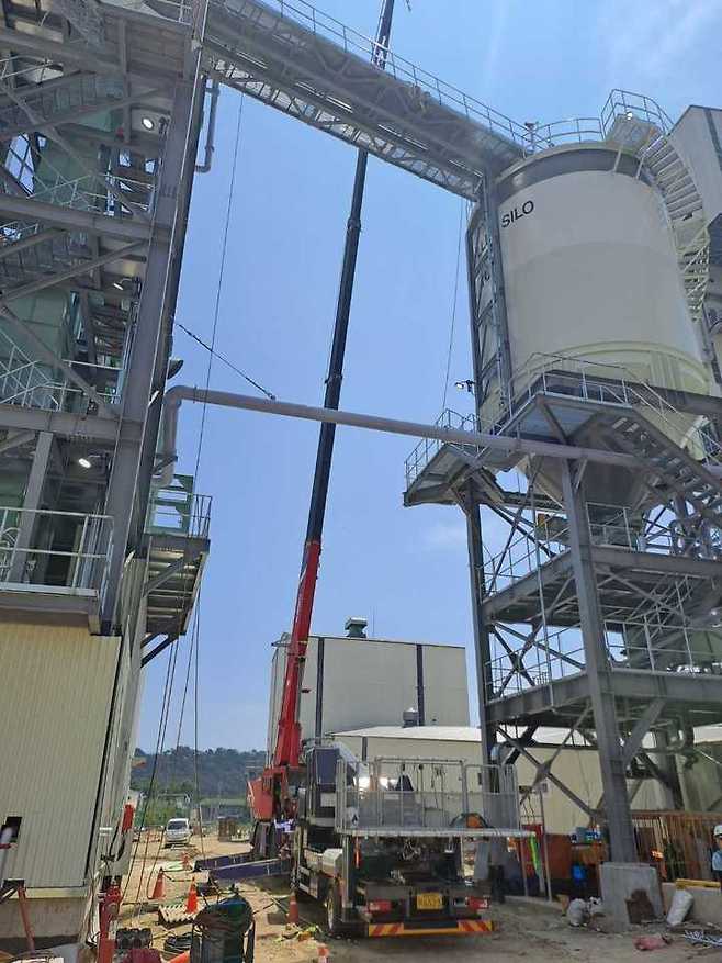 7일 오전 11시14분쯤 강릉시 강동면 안인리 안인화력발전소에서 외국인 노둥자 A(40)씨가 스카이로 하강 중 20미터 아래로 추락한 현장. 강원도소방본부 제공 *재판매 및 DB 금지