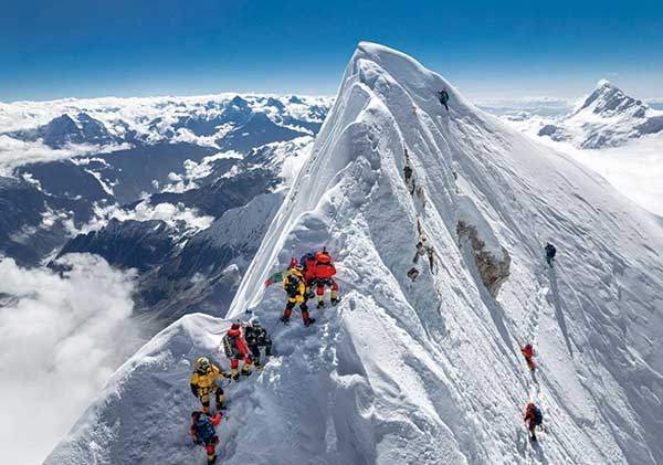 드론으로 촬영한 마나슬루 정상부. 왼쪽 사람들이 모여 있는 곳이 이전까지 정상으로 알고 사람들이 등반을멈춘 곳이다. 오른쪽 사면으로 밍마 지 일행이 가파른 구간 등반으로 정상을 향하고 있다. 사진 잭슨 그로브스