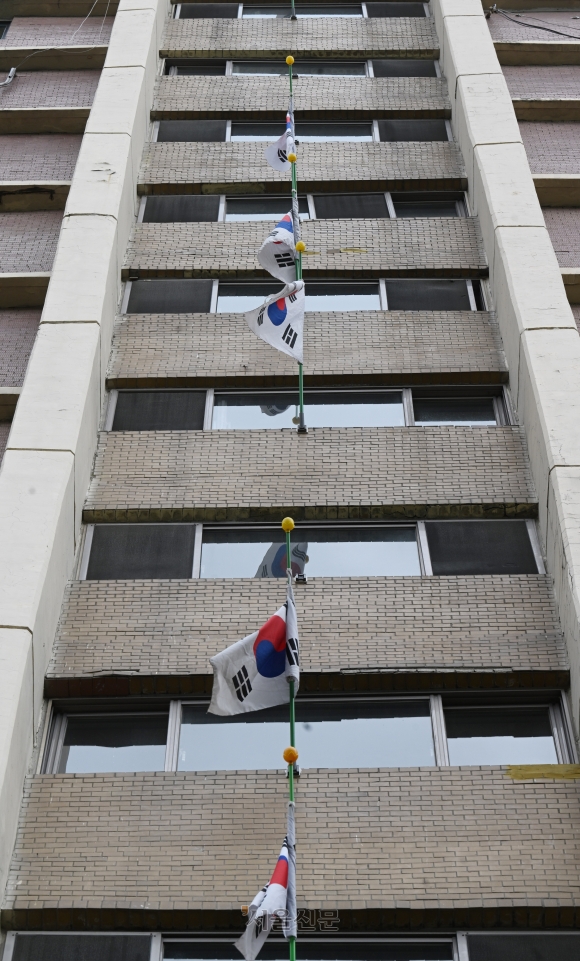 어떤 아파트에선… 현충일 태극기가 줄지어 펄럭입니다 - 현충일인 6일 서울 강남구의 한 아파트 단지에 태극기가 줄지어 조기로 게양돼 있다. 태극기 게양 비율이 높지 않은 요즘 흔히 볼 수 없는 풍경이다. 안주영 전문기자